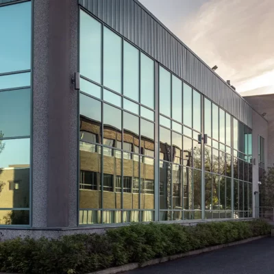 MOB Menuiserie Agencement Design à Orange dans le Vaucluse - Fenêtres sur mesure pour les professionnels