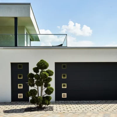 MOB Menuiserie Agencement Design à Orange dans le Vaucluse - Porte de garage sur mesure